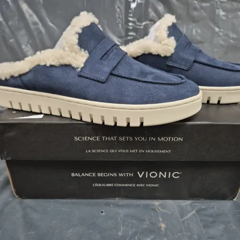 BOXED PAIR OF VIONIC JOURNEY UPTOWN MULES IN NAVY SIZE 5