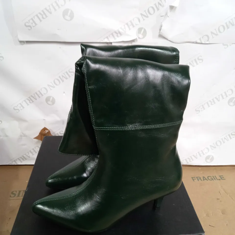 BOXED PAIR OF NASTY GAL KITTEN KNEE BOOTS IN DARK GREEN SIZE 3