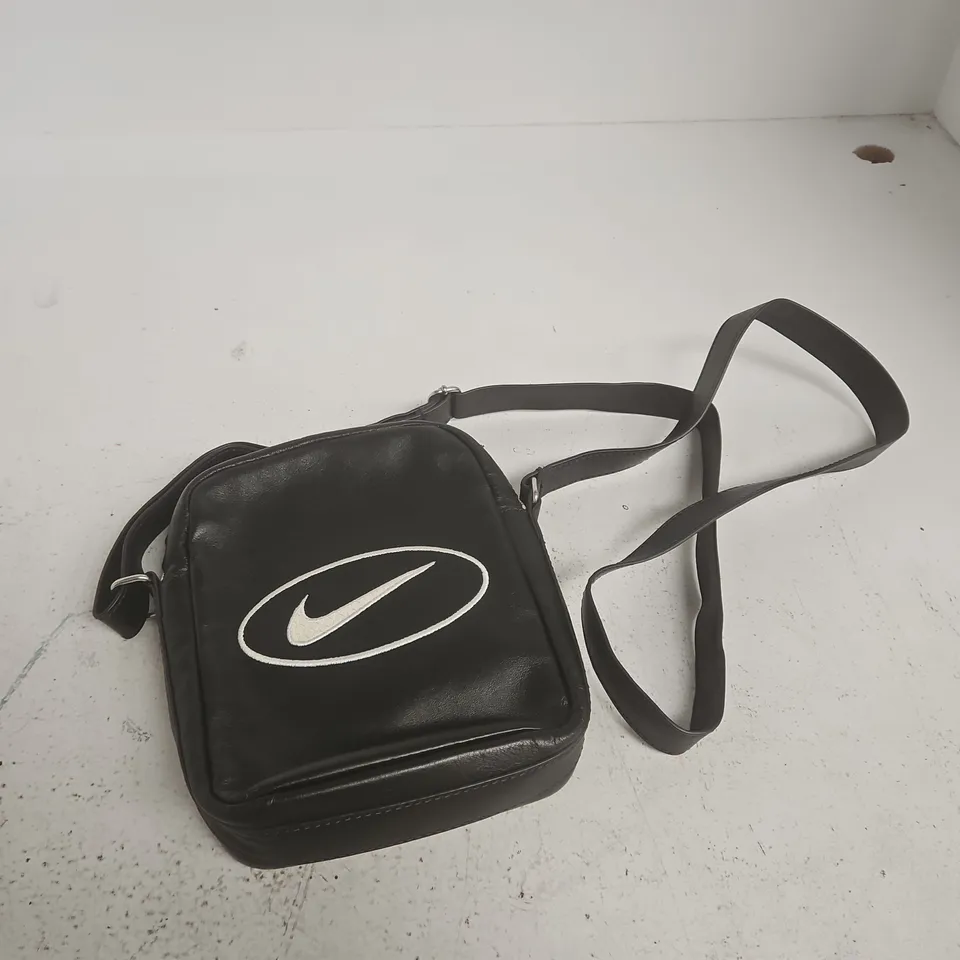 NIKE BLACK CROSSBODY BAG WITH WHITE SWOOSH LOGO