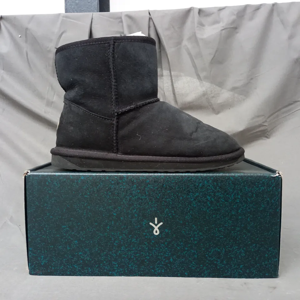 BOXED PAIR OF EMU AUSTRALIA BOOTS IN BLACK SIZE 5