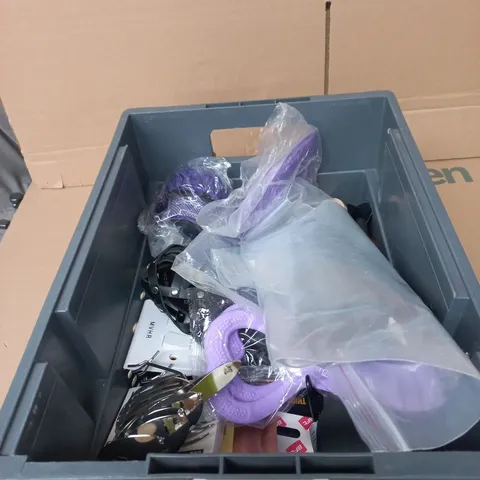 TOTE OF APPROXIMATELY 12 ASSORTED ITEMS TO INCLUDE: COMPAC DISTANCE STICK BAG 