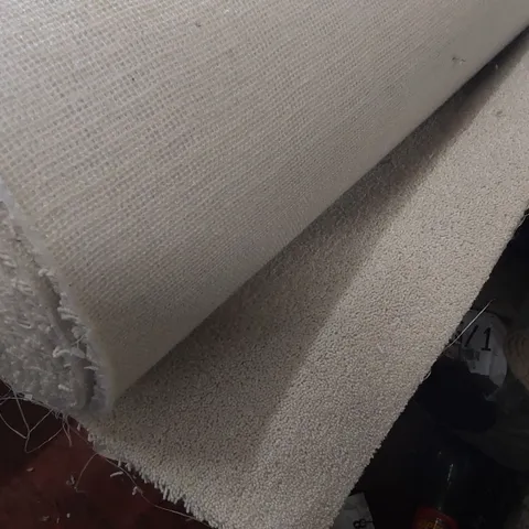 ROLL OF QUALITY CRAFTSMAN SEASHELL SOLAR CARPET - APPROXIMATELY 5 x 5.22m