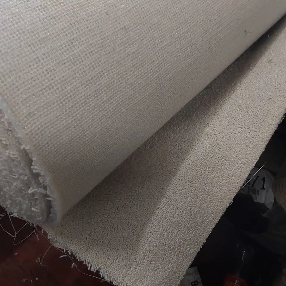 ROLL OF QUALITY CRAFTSMAN SEASHELL SOLAR CARPET - APPROXIMATELY 5 x 5.22m