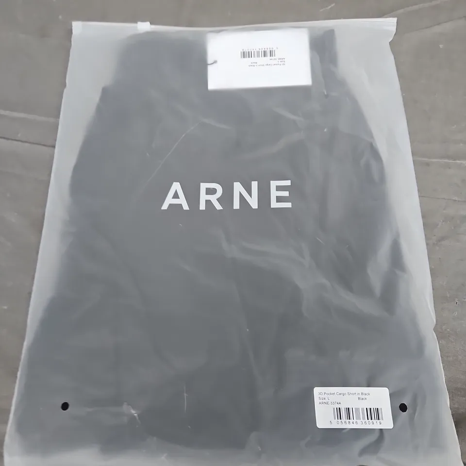 BAGGED ARNE 3D POCKET CARGO SHORTS - SIZE LARGE