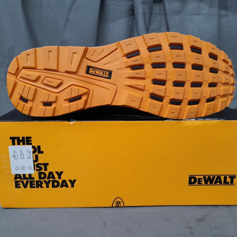 BOXED PAIR OF DEWALT STEEL TOE SHOES IN BLACK UK SIZE 11