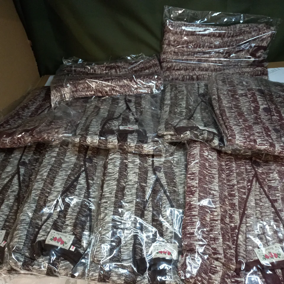 LOT OF APPROX 10 ASSORTED CLOTHING ITEMS IN VARIOUS SIZES