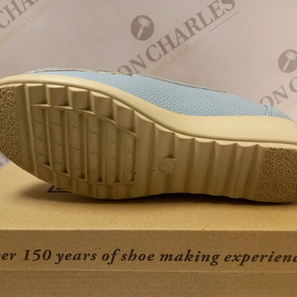 BOXED CUSHION WALK TASSLE LOAFERS, BLUE - SIZE 5