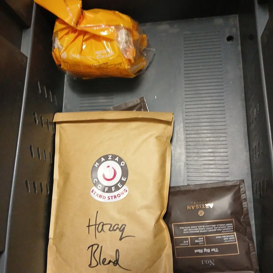 APPROXIMATELY 12 ASSORTED FOOD & DRINK ITEMS TO INCLUDE - GRIND COFFEE BEANS - TONYS CHOCOLONELY - STRAWBERRY TWIZZLERS - ETC