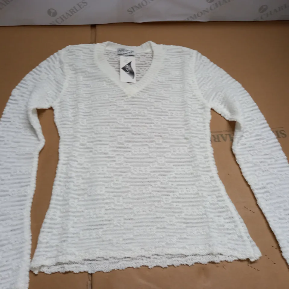 LARGE QUANTITY OF BAGGED AS NEW AMNESIA WHITE KNITTED JUMPERS - SIZE UNSPECIFED