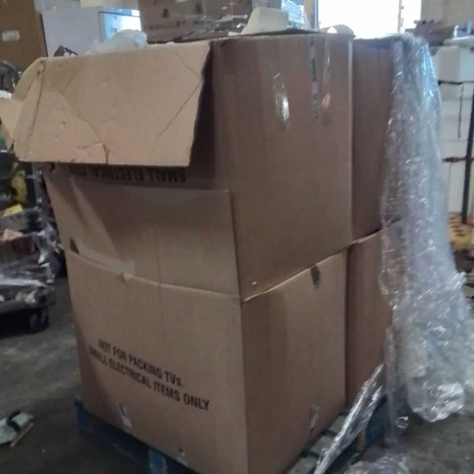 PALLET CONTAINING LARGE QUANTITY OF LIGHT BULBS 