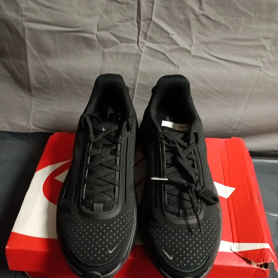 BOXED PAIR OF NIKE AIR Z UPTURN TRAINERS - TRIPLE BLACK - SIZE 6