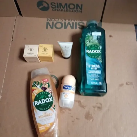 APPROXIMATELY 15 ASSORTED HEALTH & BEAUTY PRODUCTS TO INCLUDE RADOX SHOWER GEL, BATH SOAK, SANEX DEODERANT, HONEYBALM LIP BALM ETC