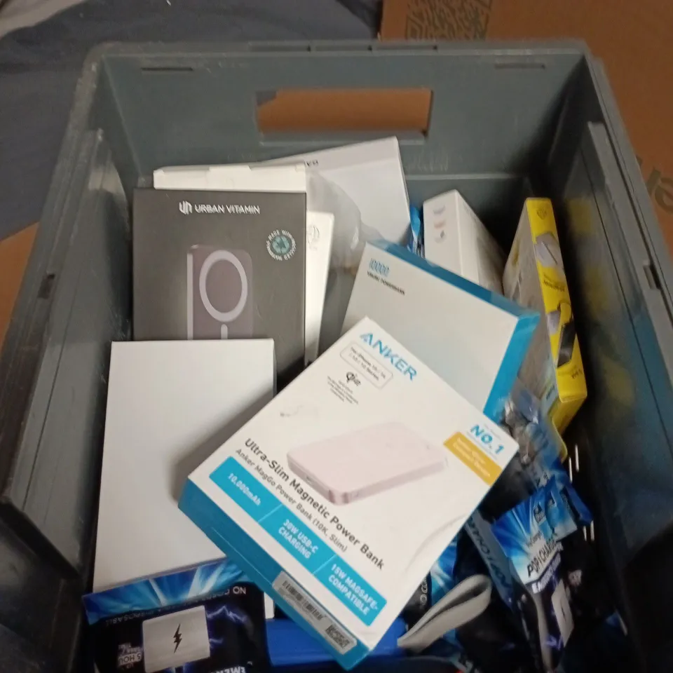 BOX OF APPROXIMATELY 20 ASSORTED ELECTRICAL ITEMS INCLUDING ANKER POWER BANK AND POP CHARGER