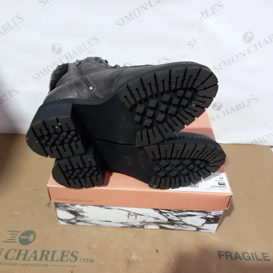 BOXED PAIR OF MODA IN PELLE BROWN BOOTS - SIZE 40