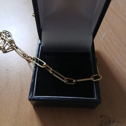 THREE PIECES OF ASSORTED YELLOW GOLD PAPERCLIP JEWELLERY