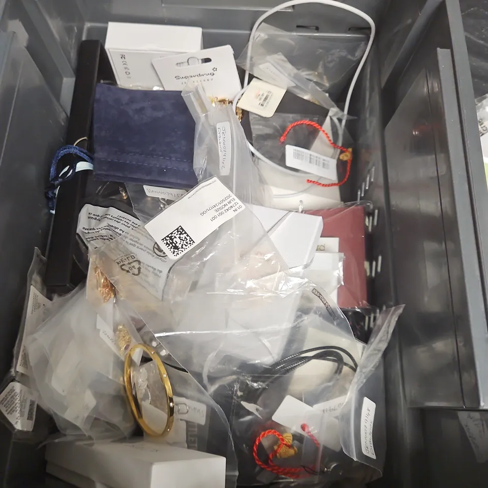 APPROXIMATELY 20 ASSORTED JEWELLERY ITEMS TO INCLUDE - NECKLACES, JEWELLERY BOX, EARRINGS - ETC