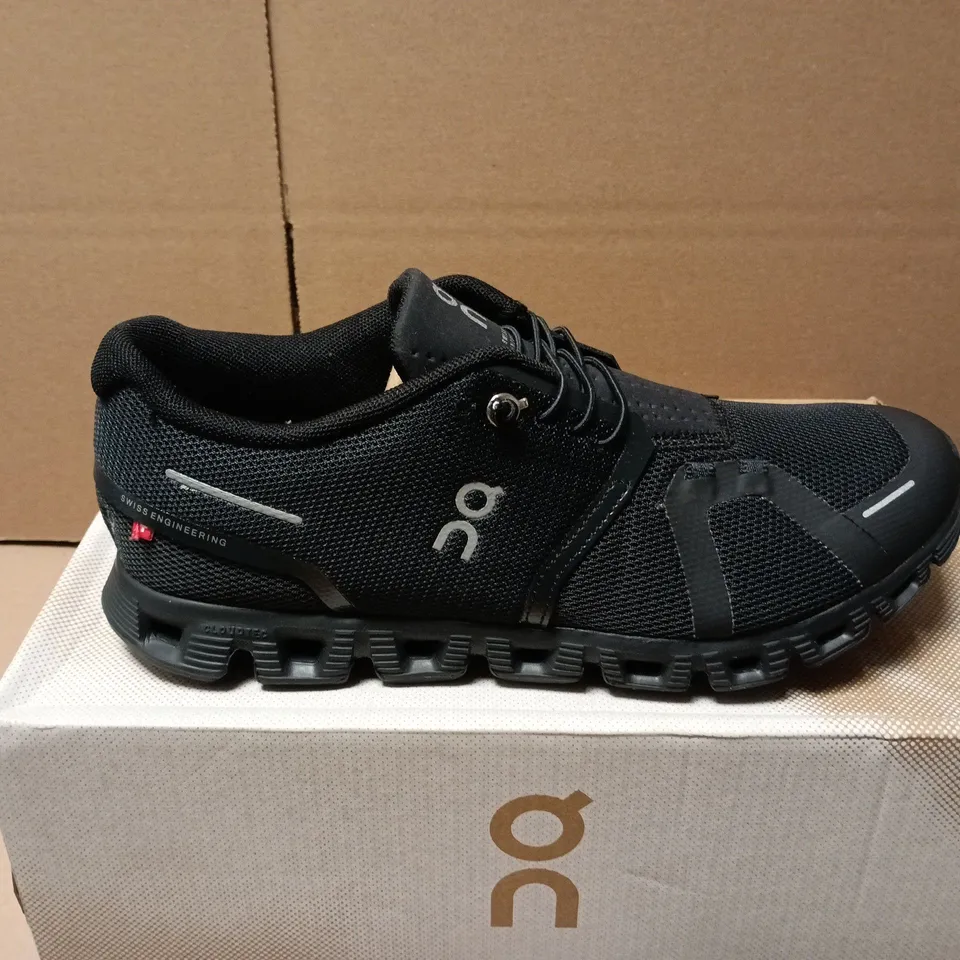 BOXED PAIR OF ON CLOUD 5 TRAINERS IN BLACK - UK 6.5