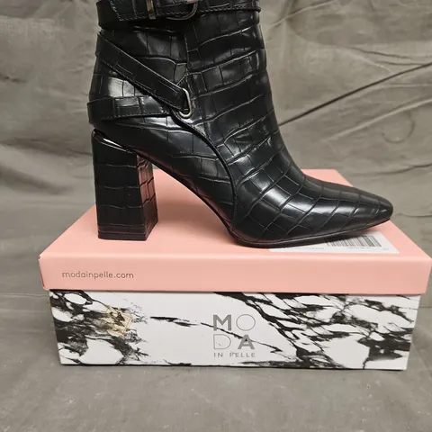 BOXED PAIR OF MODA IN PELLE KAMINA BLACK TOE BOOTS - SIZE 40