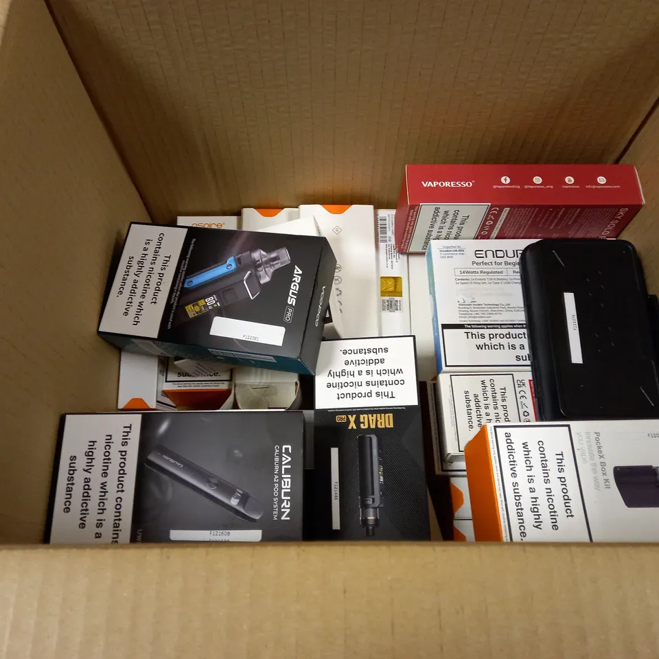 BOX OF APPROXMATELY 28 E-CIGARETTES AND LIQUIDS TO INCLUDE VOOPOO ARGUS PRO, INNOKIN COOLFIRE Z50 ZLIDE, VOOPOO DRAG X PRO, ETC