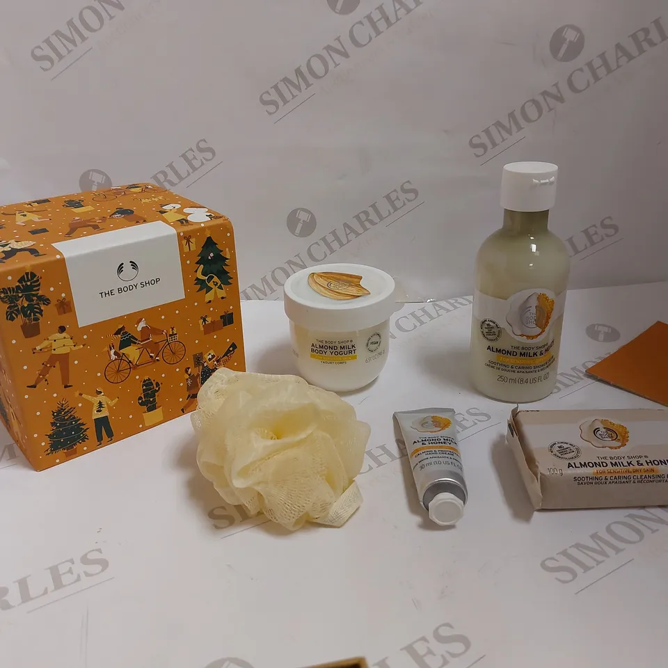 THE BODY SHOP - SOOTHING ALMOND MILK&HONEY GIFT BOX 