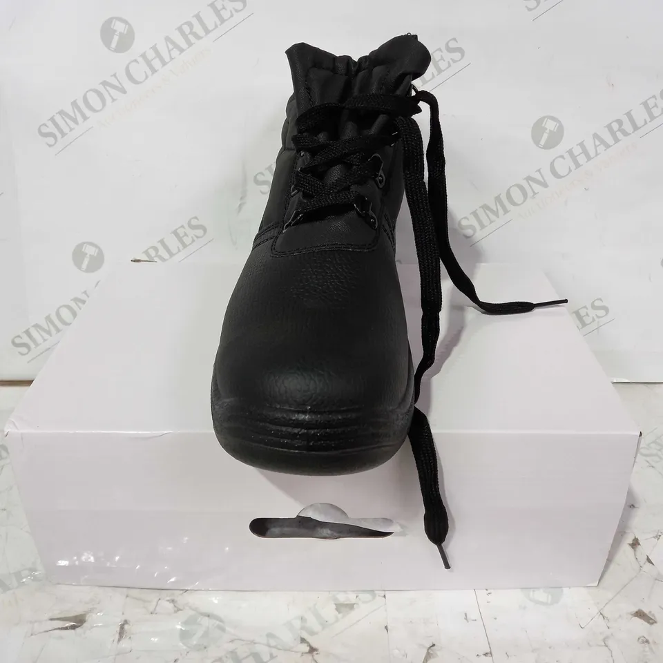 PAIR OF DESIGNER CHUKKA BOOTS IN BLACK UK SIZE 7
