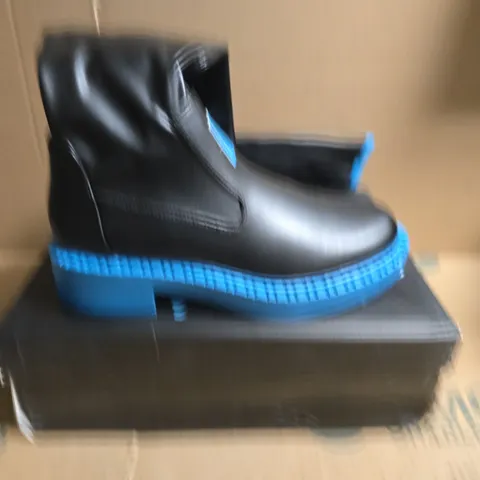 BOXED PAIR OF KOI BLACK FAUX LEATHER ANKLE BOOTS WITH ELECTRIC BLUE PLATFORM SOLE – UK SIZE 5