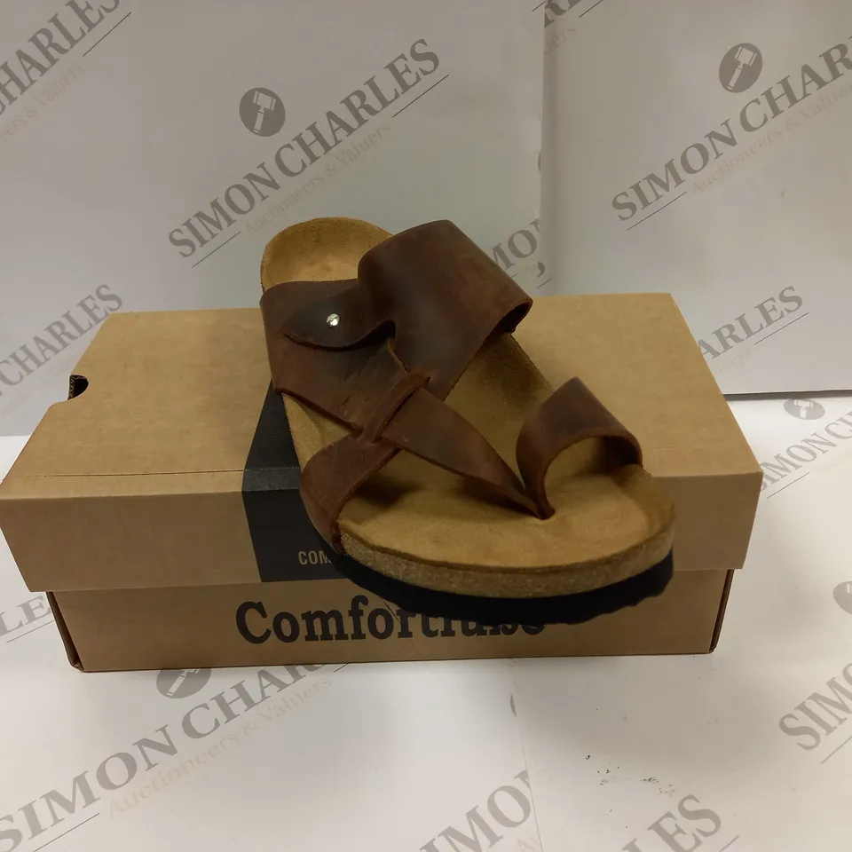 BOXED PAIR OF COMFORTFUSSE SANDALS uk size 7