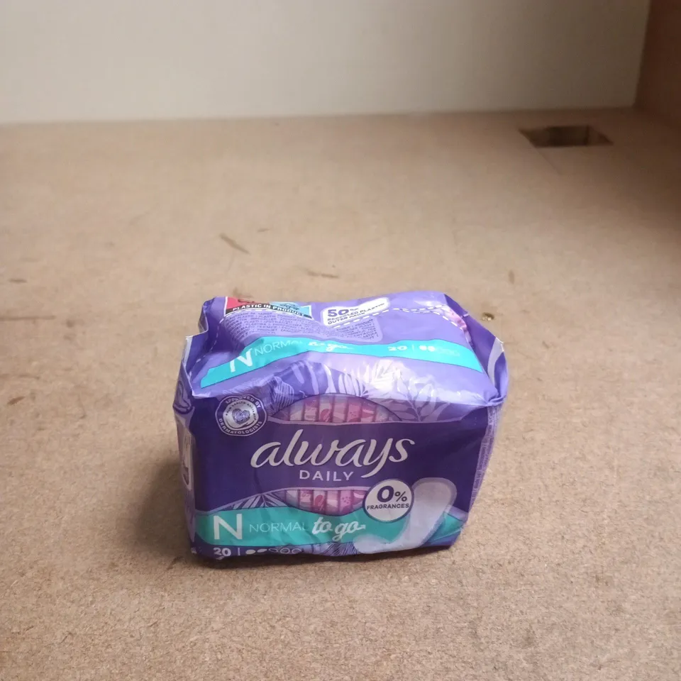 BOX OF APPROXIMATELY 10 ASSORTED BEAUTY PRODUCTS INCLUDING MERWAVE QUICK DRYING HAIR WRAP, FS HAND AND BODY LOTION AND ALWAYS DAILY