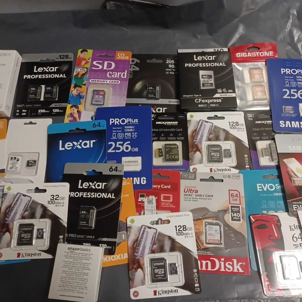 LOT OF APPROXIMATELY 60 ASSORTED MEMORY ITEMS TO INCLUDE SAMSUNG, LEXAR, SANDISK AND KINGSTON