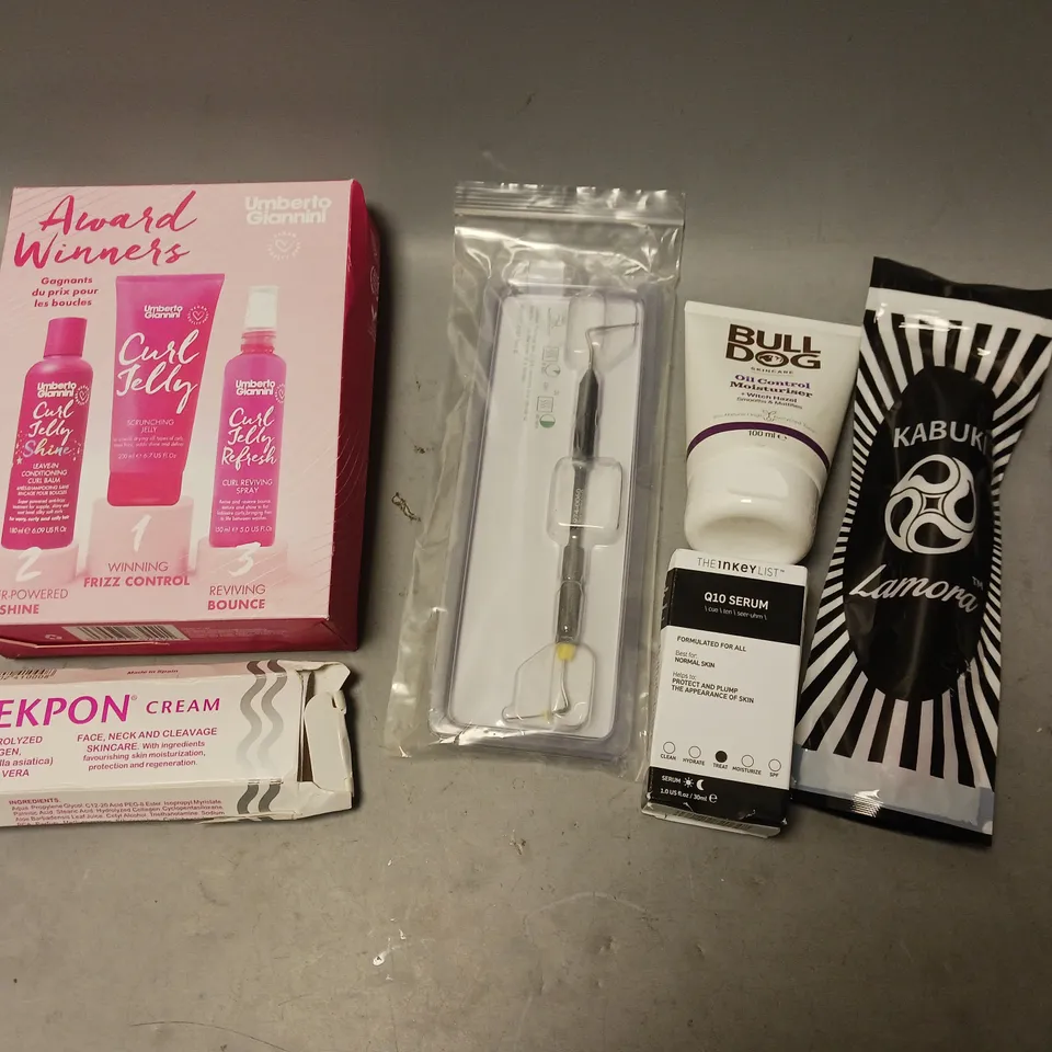 BOX OF APPROXIMATELY 15 COSMETIC ITEMS TO INCLUDE CLINIQUE MAKE-UP REMOVER, UMBERIO BOXSET, AND BULLDOG MOISTURISER ETC. 