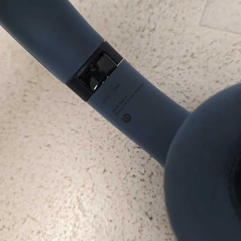 BEATS BY DRE WIRELESS HEADPHONES – BLUE BEATS SOLO 4