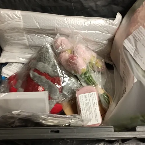 APPROXIMATELY 20 ASSORTED HOUSEHOLD ITEMS TO INCLUDE ARTIFICIAL FLOWERS, XMAS DECORATIONS ETC...