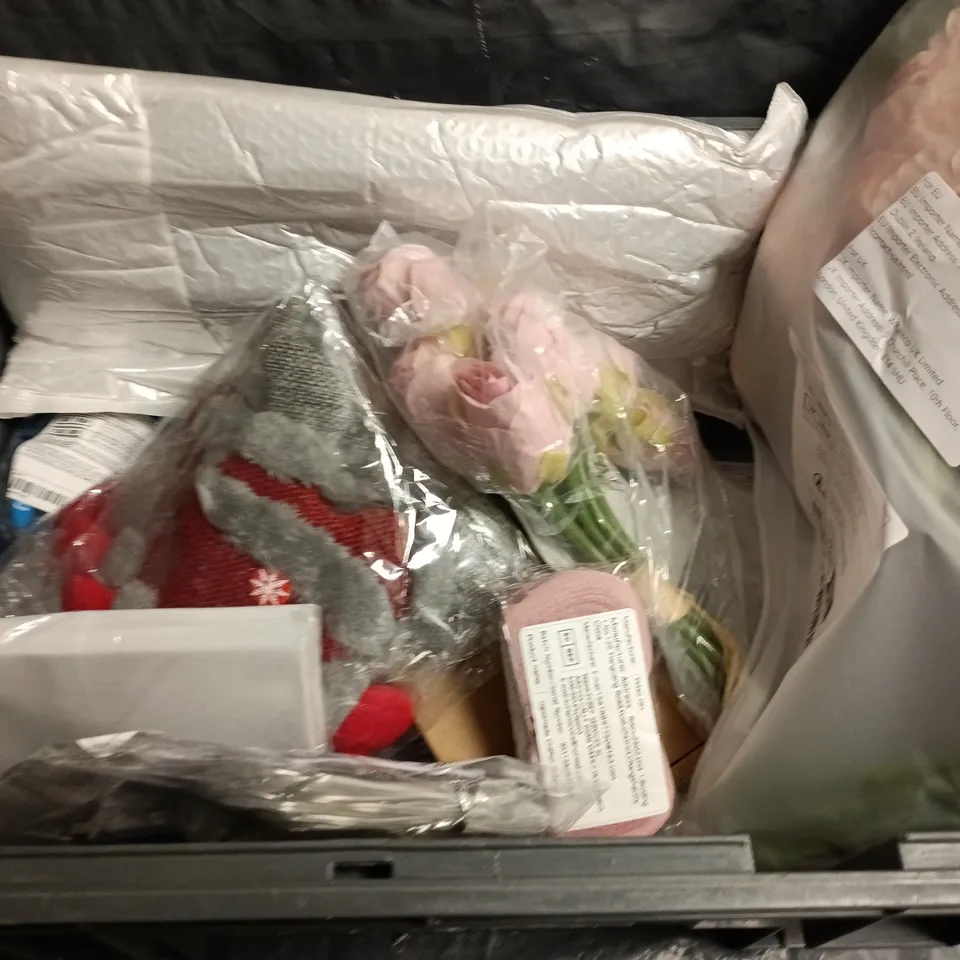 APPROXIMATELY 20 ASSORTED HOUSEHOLD ITEMS TO INCLUDE ARTIFICIAL FLOWERS, XMAS DECORATIONS ETC...