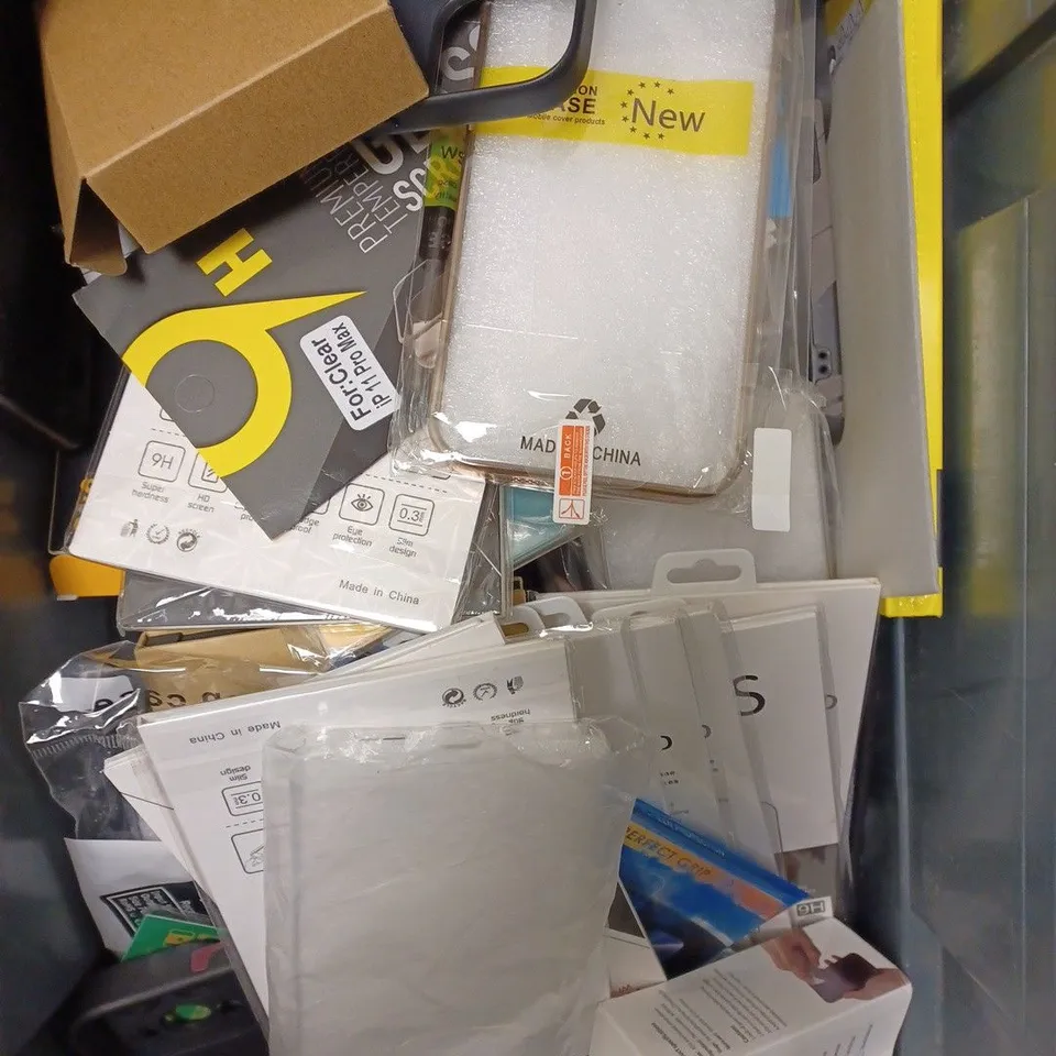 APPROXIMATELY 25 ASSORTED SMARTPHONE ACCESSORIES TO INCLUDE SCREEN PROTECTORS, CASES, SCREEN CLEANER ETC 