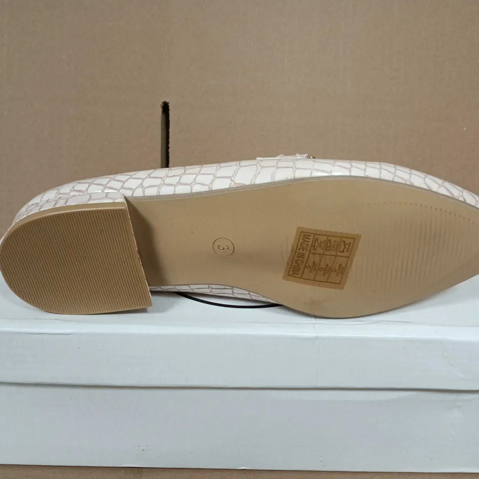 BOXED PAIR OF SPOT ON CREAM CROCODILE-EFFECT LOAFERS WITH GOLD CHAIN – WOMEN'S SHOES - UK SIZE 3