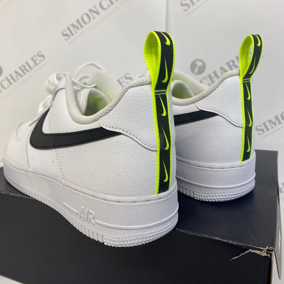 BOXED PAIR OF NIKE AIR FORCE 1 '07 WHITE TRAINERS SIZE 10