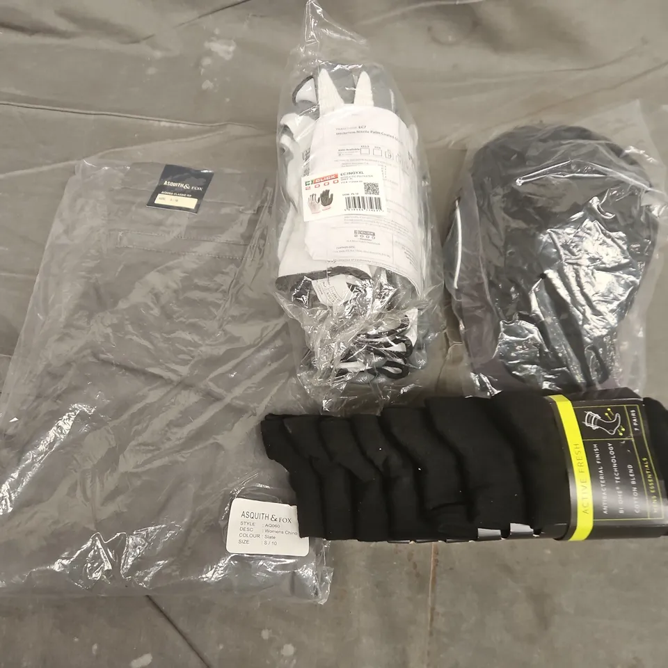 APPROXIMATELY 15 ASSORTED WORKWEAR CLOTHING ITEMS IN VARIOUS SIZES TO INCLUDE BUMP CAP, NITRILE PALM COATED GLOVES, ACTIVE FRESH SOCKS, ETC