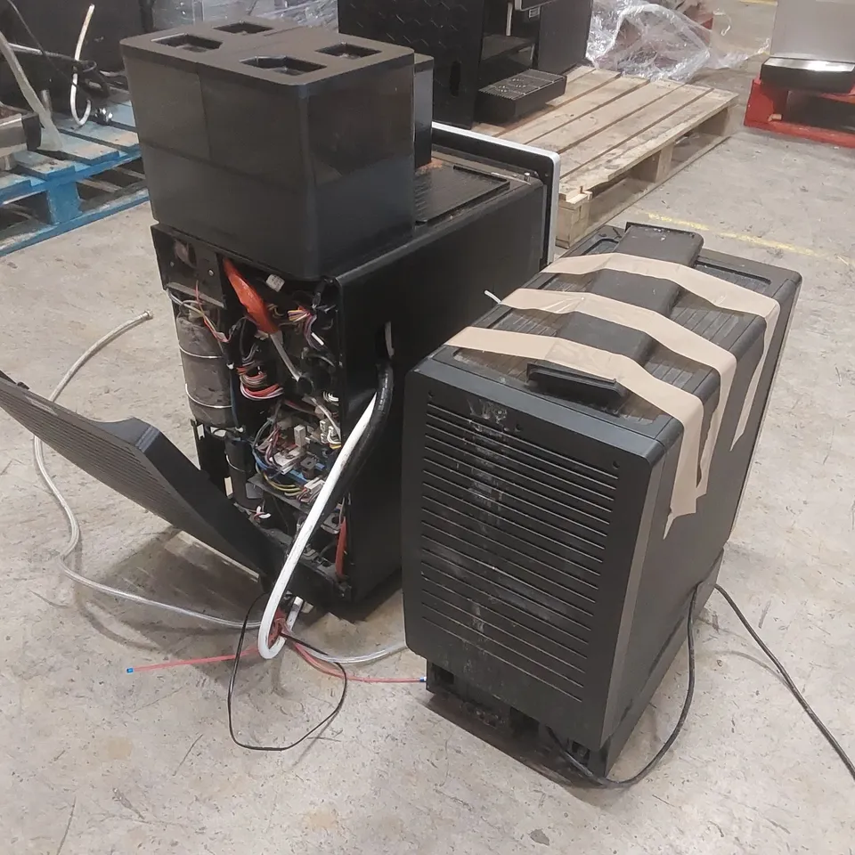 FRANKE A600 COMMERCIAL COFFEE MACHINE WITH MILK CHILLER (2 ITEMS)