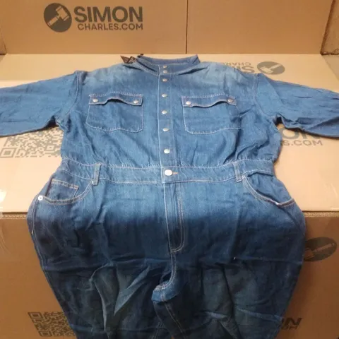 BOX CONTAINING APPROXIMATELY 10 BRAND NEW SIMPLY BE DENIM MID WASH JUMPSUITS - SIZE 18