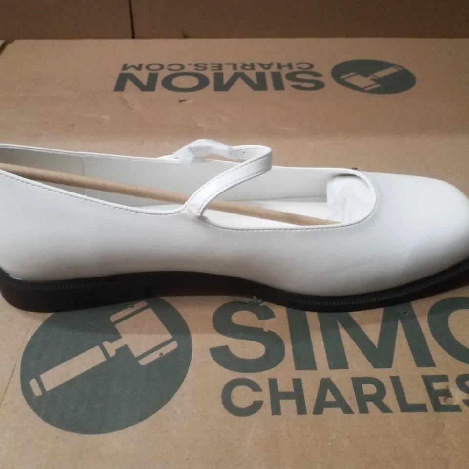 BOX CONTAINING APPROXIMATELY 9 PAIRS OF BRAND NEW SIMPLY BE ECRU BROOKE EX WIDE FLATS - SIZE 9