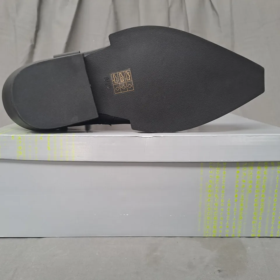 BOXED PAIR OF KOI SOUL RENDER COWBOY BOOTS IN BLACK/SILVER EFFECT UK SIZE 8