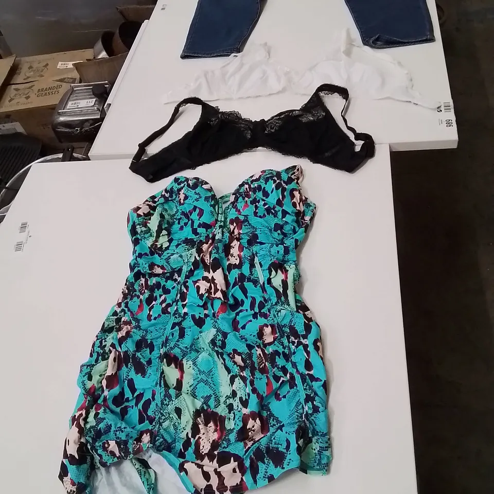 PALLET OF APPROXIMATELY  589X BRAND NEW WOMENS QUALITY DESIGNER CLOTHES APPROXIMATELY TO INCLUDE; SIMPLY BE JEANS, PRETTY SECRETS BRAS, SIMPLY BE 1 PIECE SWIMSUIT