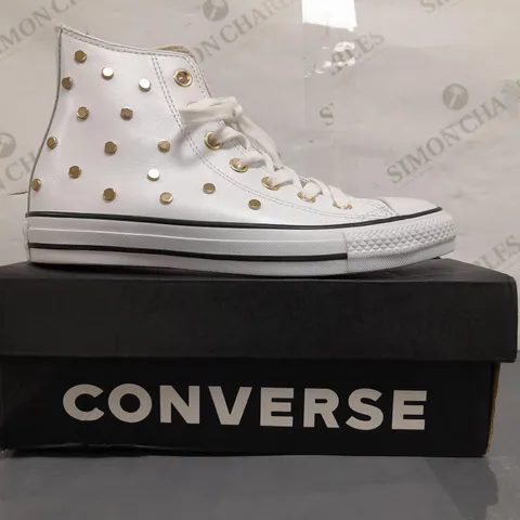 BOXED PAIR OF CONVERSE ALL STAR SHOES IN WHITE/GOLD SIZE 5