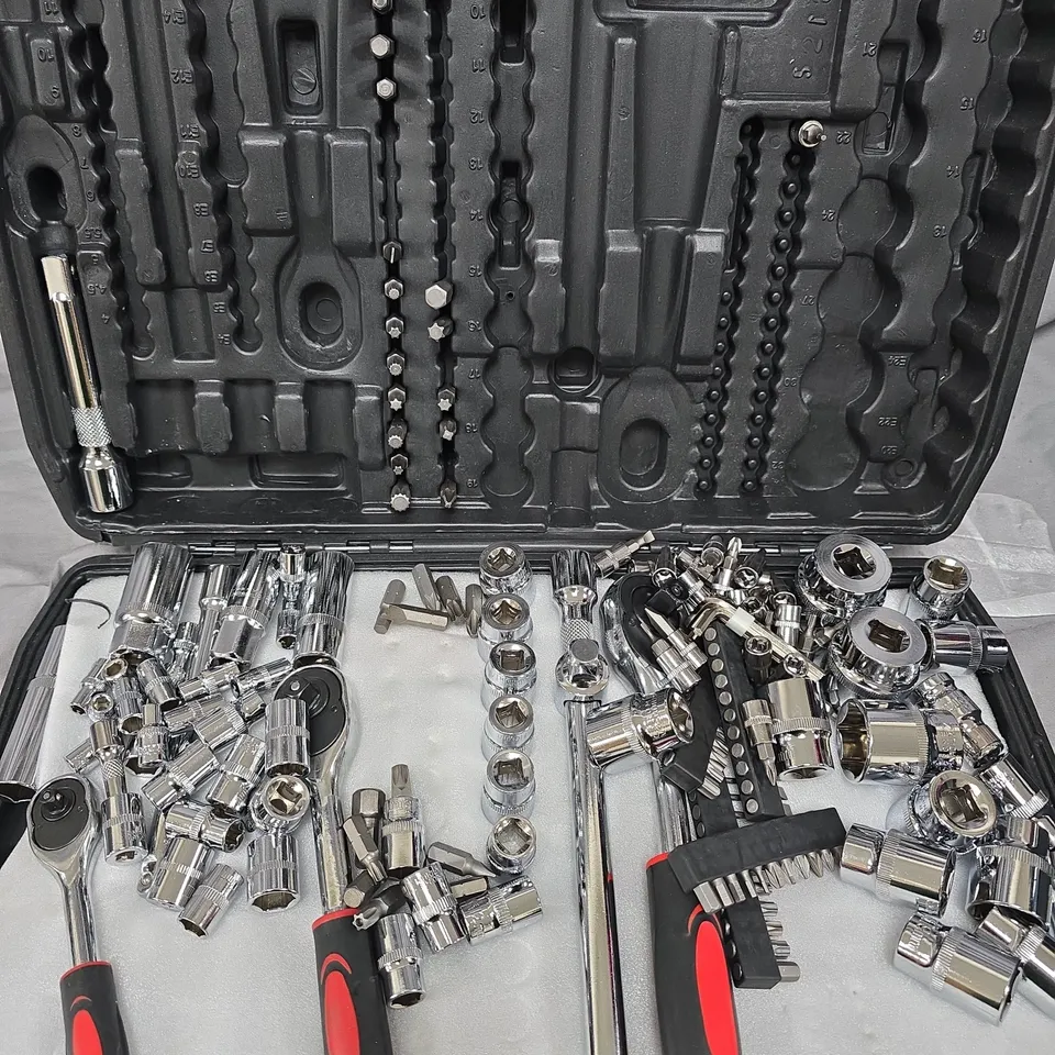 Professional Socket Set in Case – Assorted Sockets, Ratchets & Bits