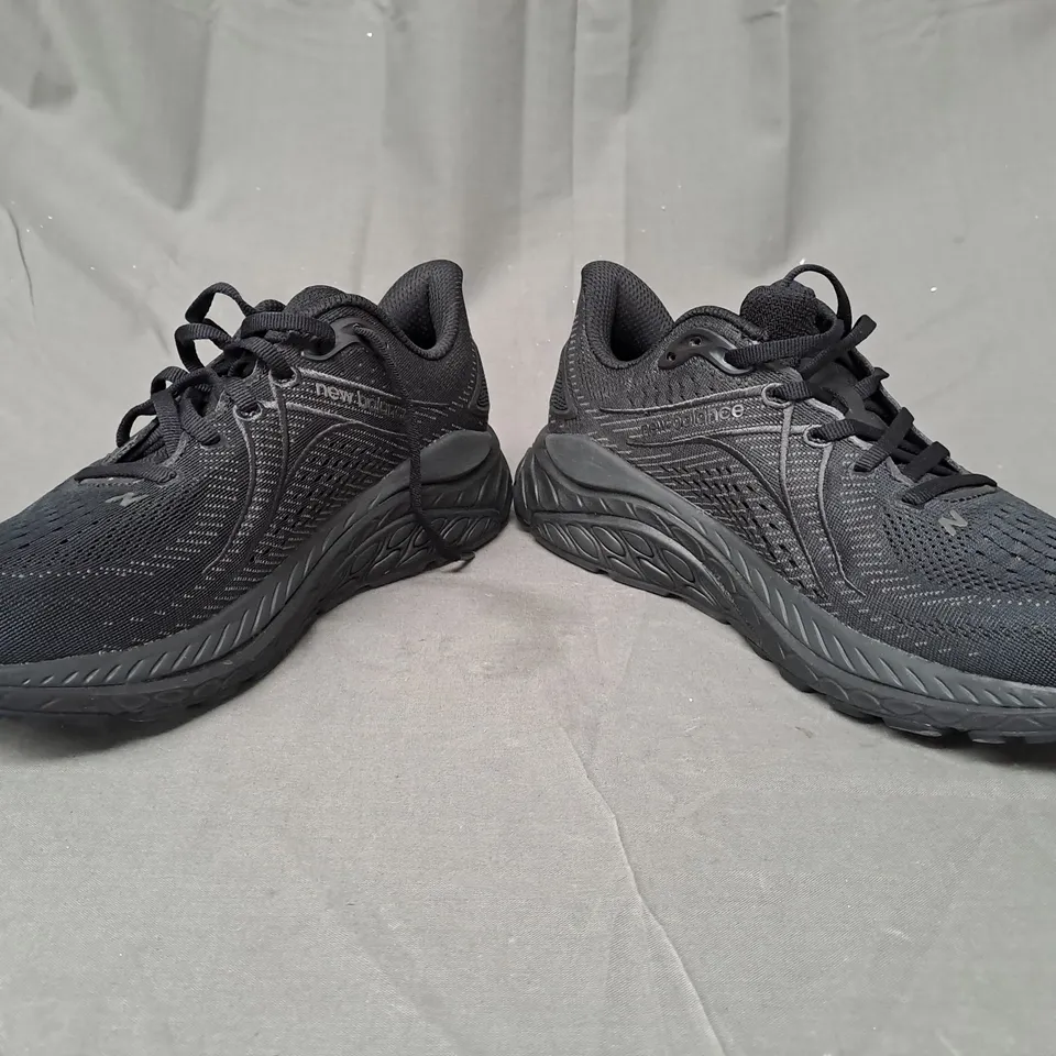 PAIR OF NEW BALANCE 860 TRAINERS IN BLACK UK SIZE 8