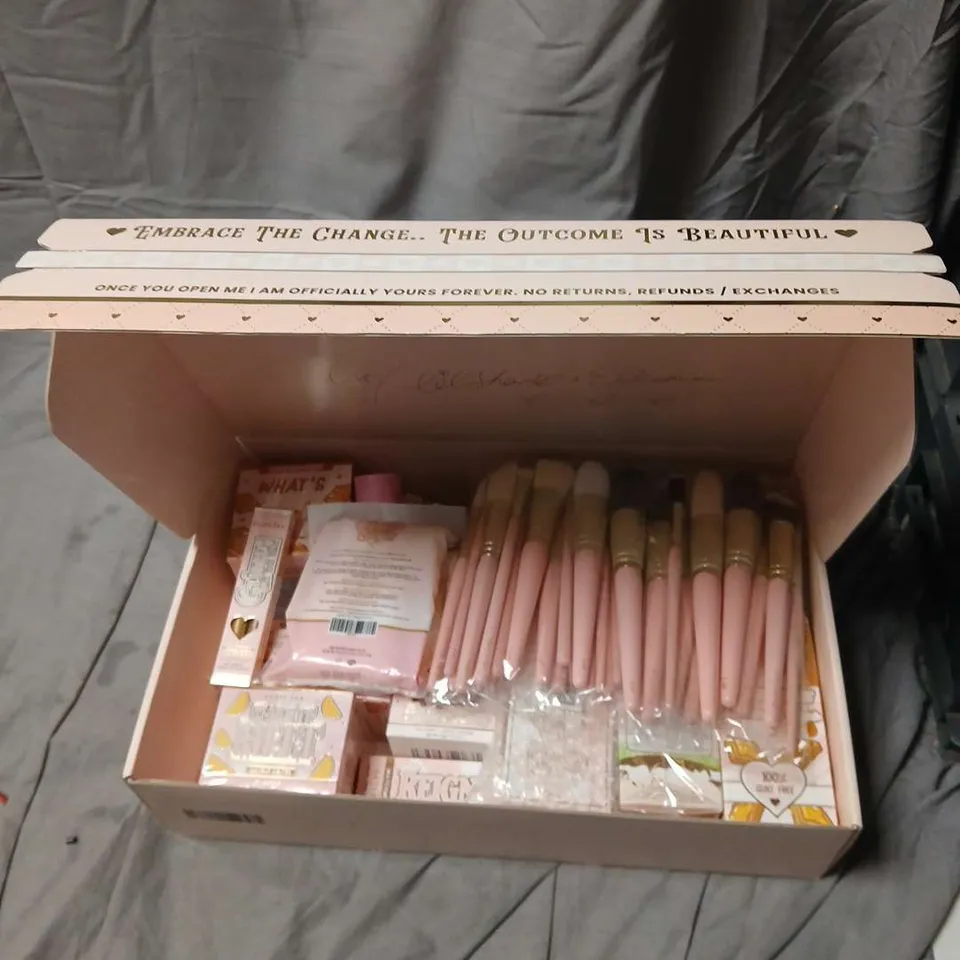 PLOUISE MAKE-UP KIT WITH PINK BRUSHES – BOXED SET