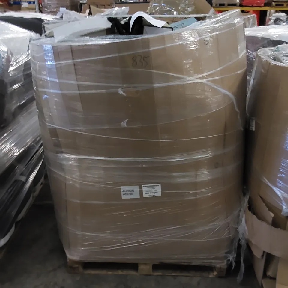 PALLET CONTAINING A LARGE ASSORTMENT OF GARDEN HOSE PRODUCTS