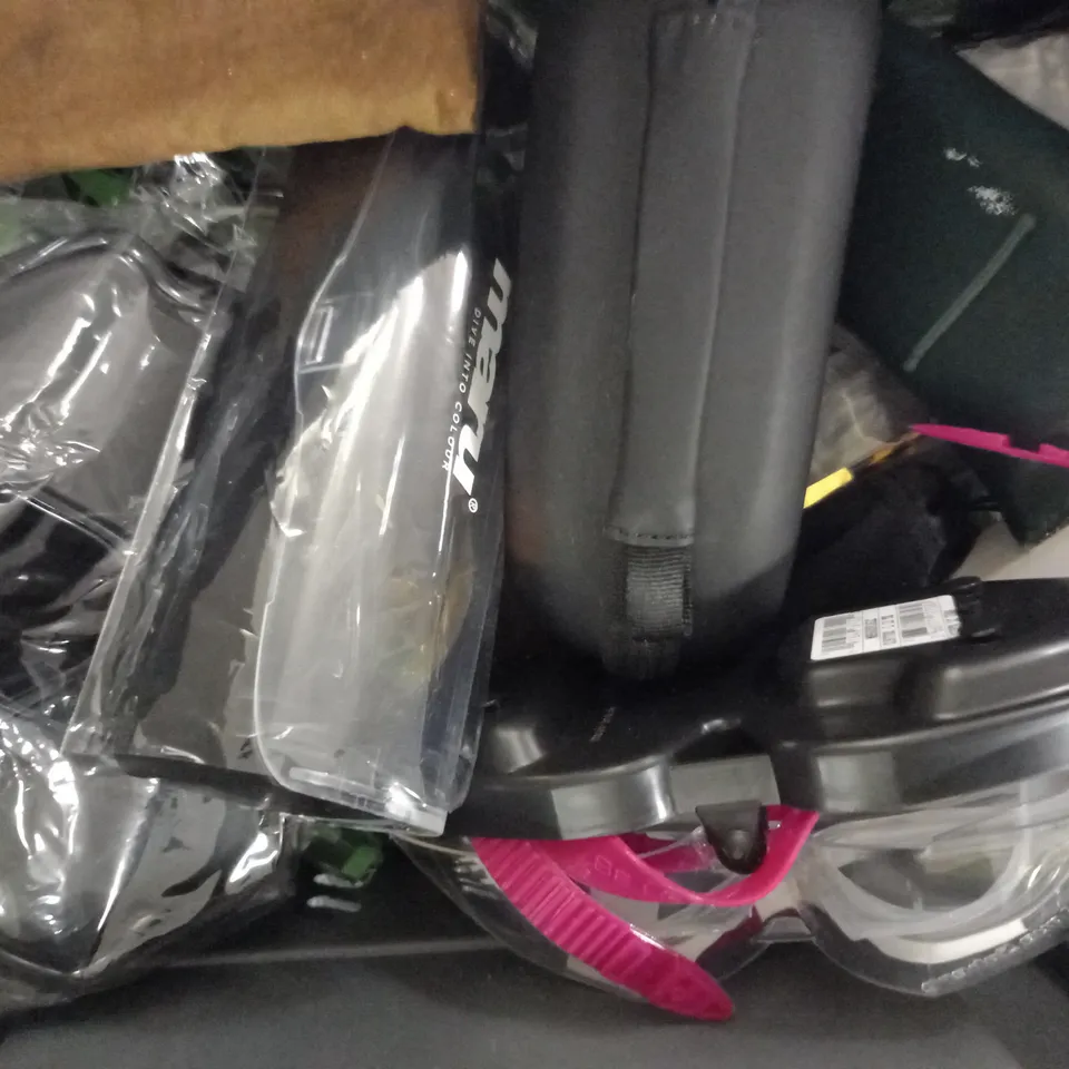 APPROXIMATELY 15 ASSORTED GLASSES AND EYEWEAR ITEMS IN VARIOUS COLOURS AND STYLES