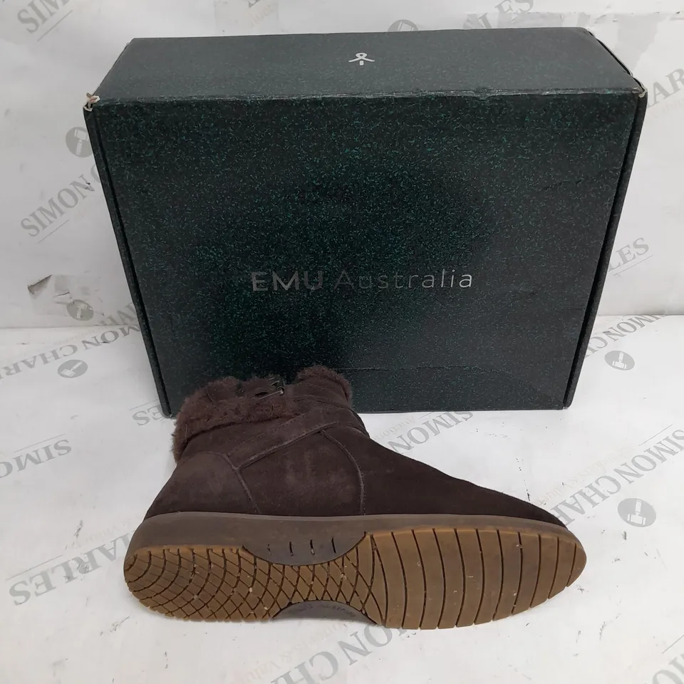 BOXED EMU AUSTRAILIA ESPRESSO MERAK SUEDE BOOTS - SIZE 5