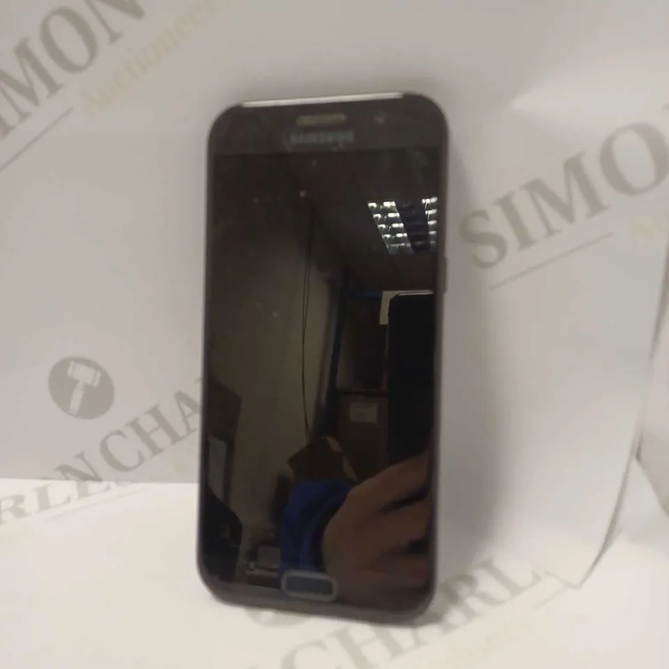 SAMSUNG SM-A520F 32GB SMART PHONE